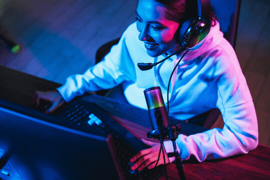 Streamer em live com headset, microfone e iluminação RGB no setup